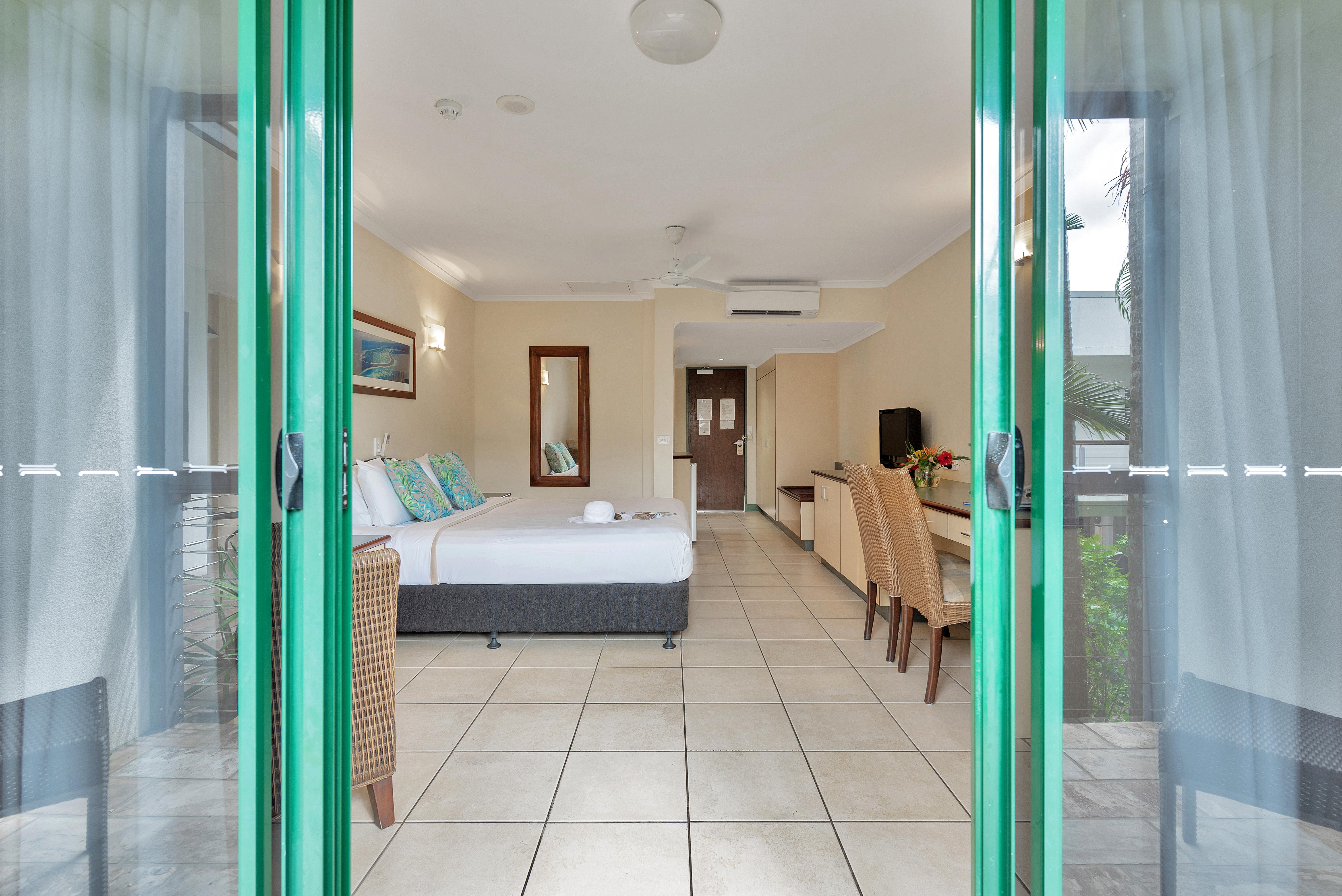 קאירנס Bay Village Tropical Retreat & Apartments מראה חיצוני תמונה