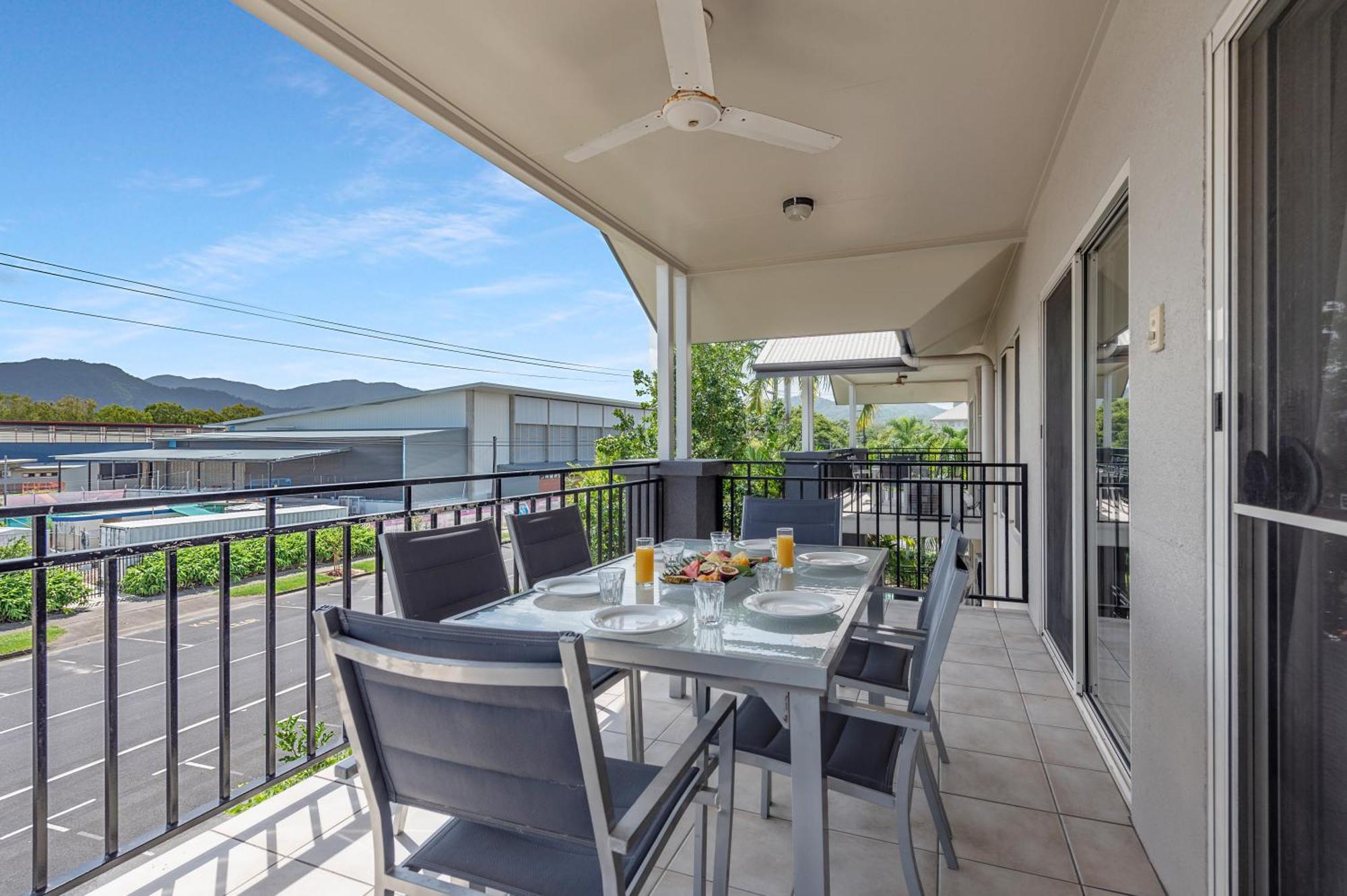 קאירנס Bay Village Tropical Retreat & Apartments מראה חיצוני תמונה