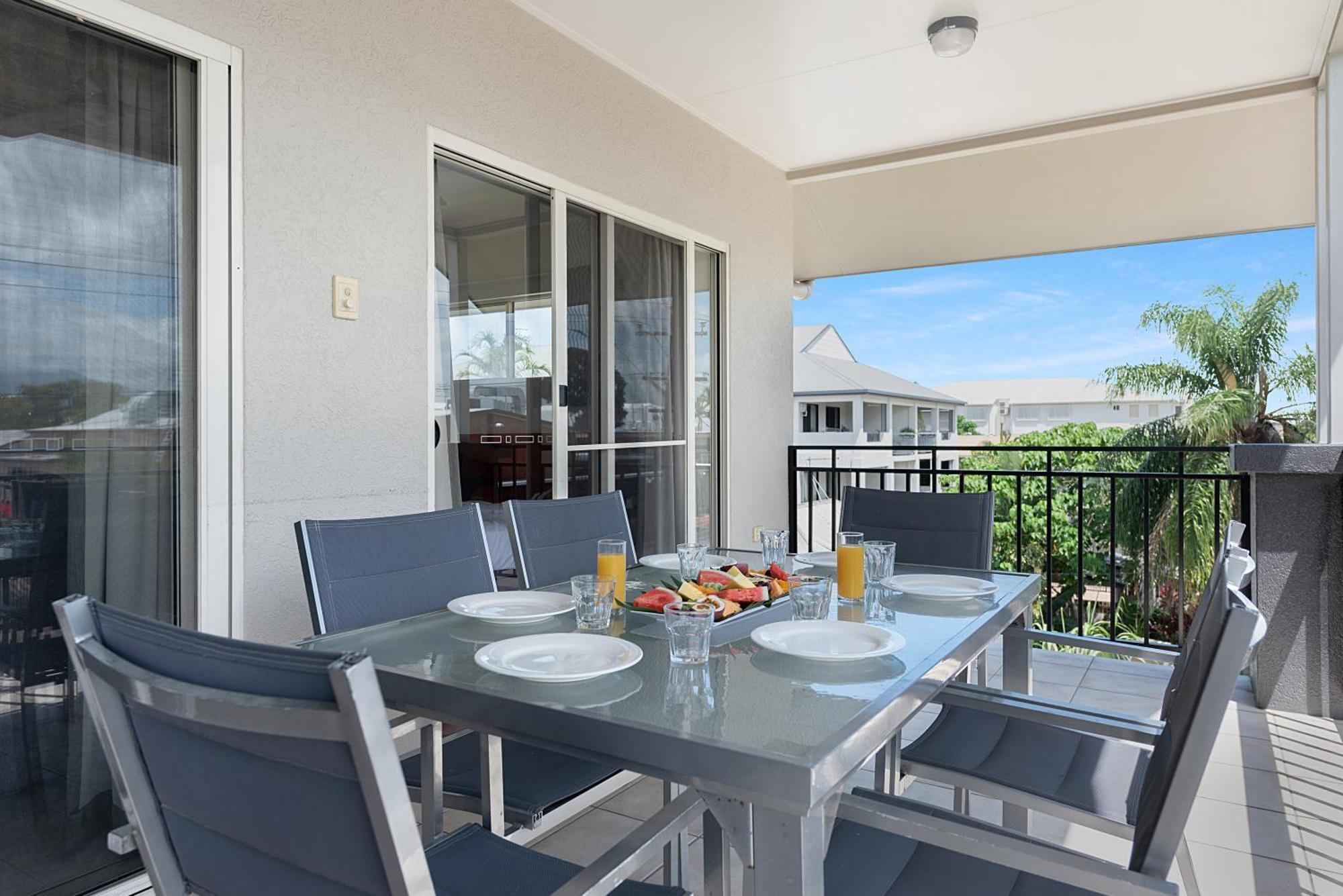 קאירנס Bay Village Tropical Retreat & Apartments מראה חיצוני תמונה