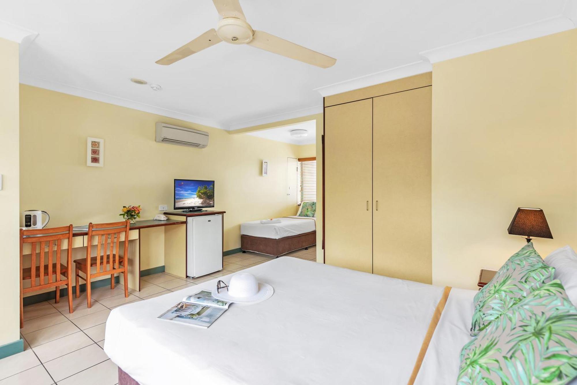 קאירנס Bay Village Tropical Retreat & Apartments מראה חיצוני תמונה