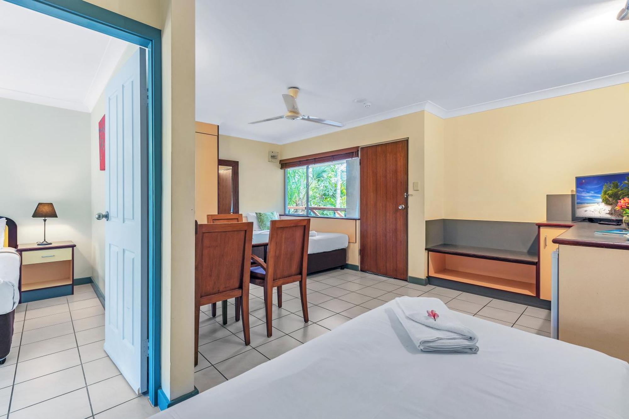 קאירנס Bay Village Tropical Retreat & Apartments מראה חיצוני תמונה