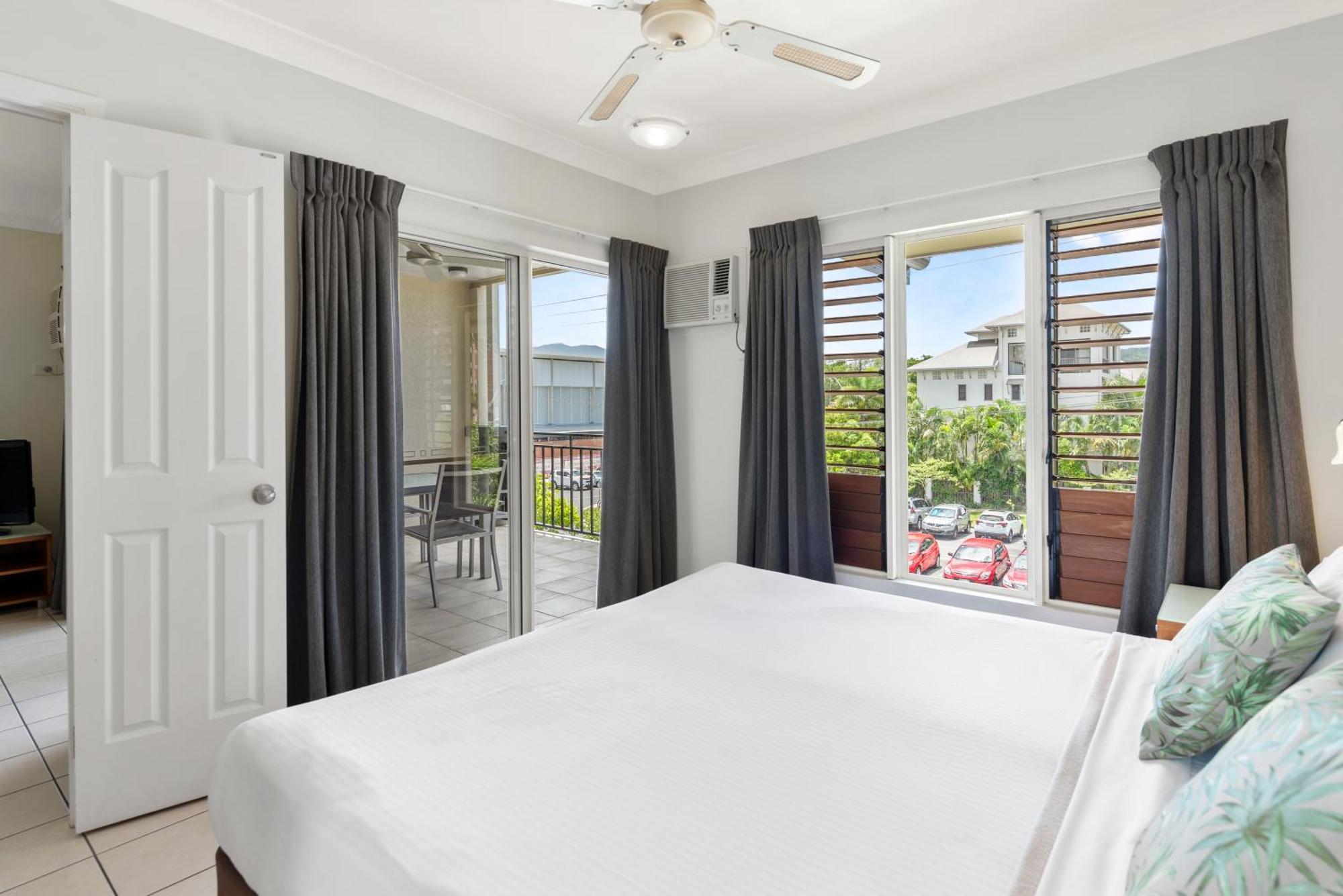 קאירנס Bay Village Tropical Retreat & Apartments מראה חיצוני תמונה