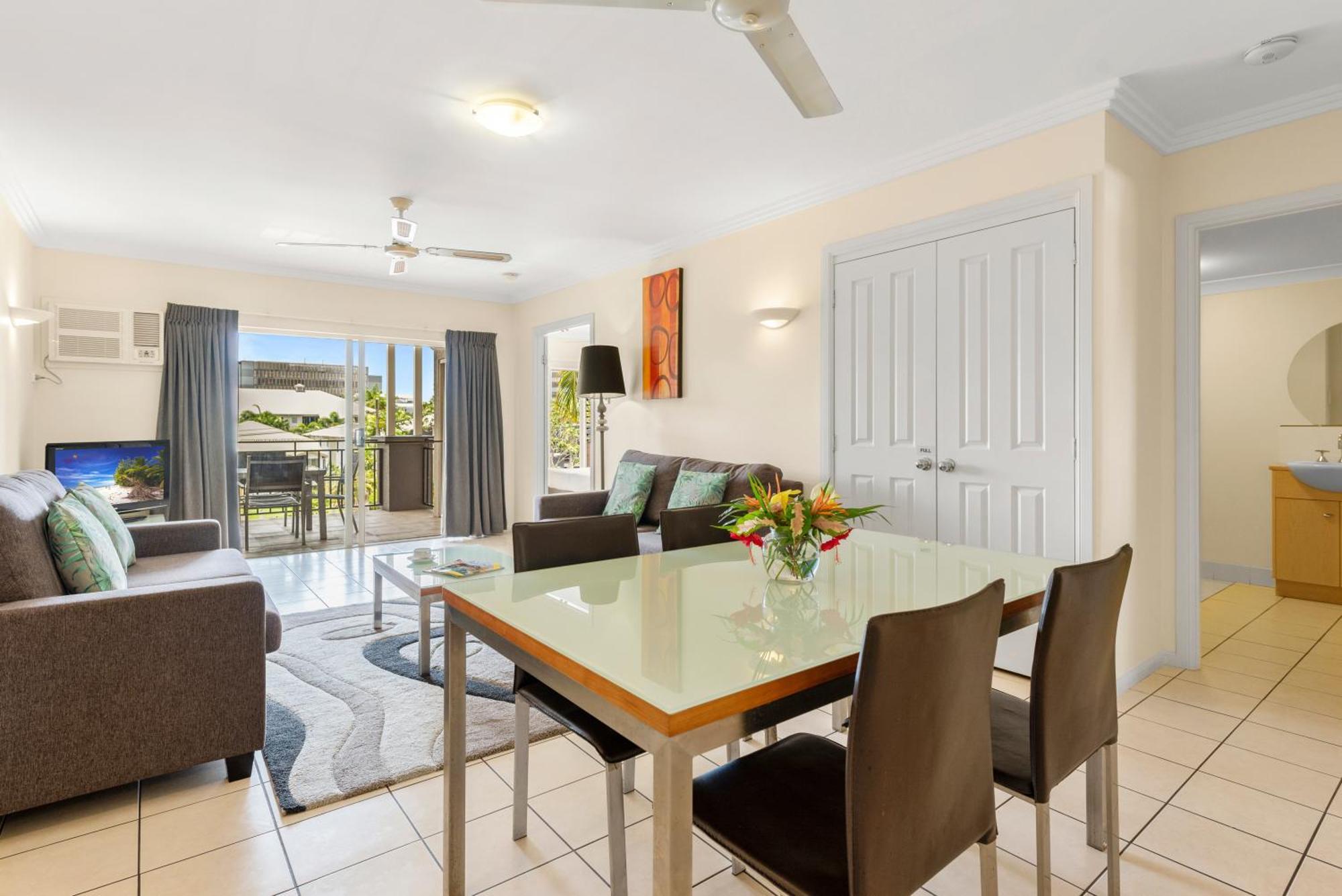 קאירנס Bay Village Tropical Retreat & Apartments מראה חיצוני תמונה