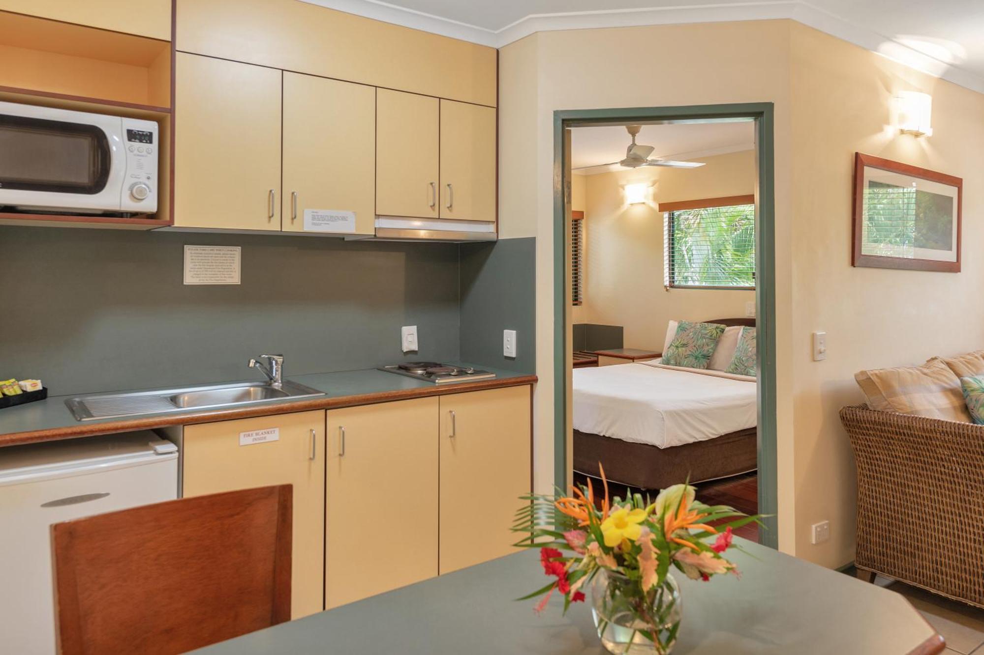 קאירנס Bay Village Tropical Retreat & Apartments מראה חיצוני תמונה