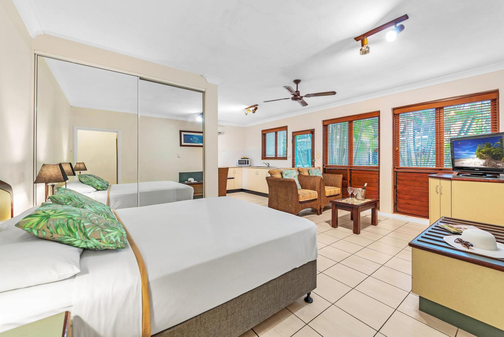 קאירנס Bay Village Tropical Retreat & Apartments מראה חיצוני תמונה