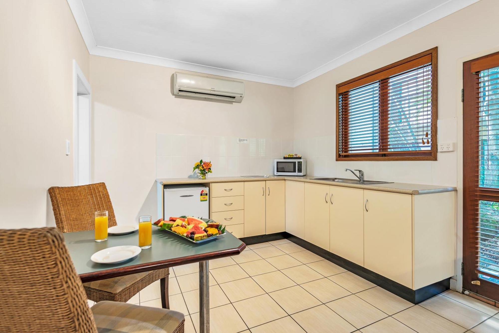קאירנס Bay Village Tropical Retreat & Apartments מראה חיצוני תמונה